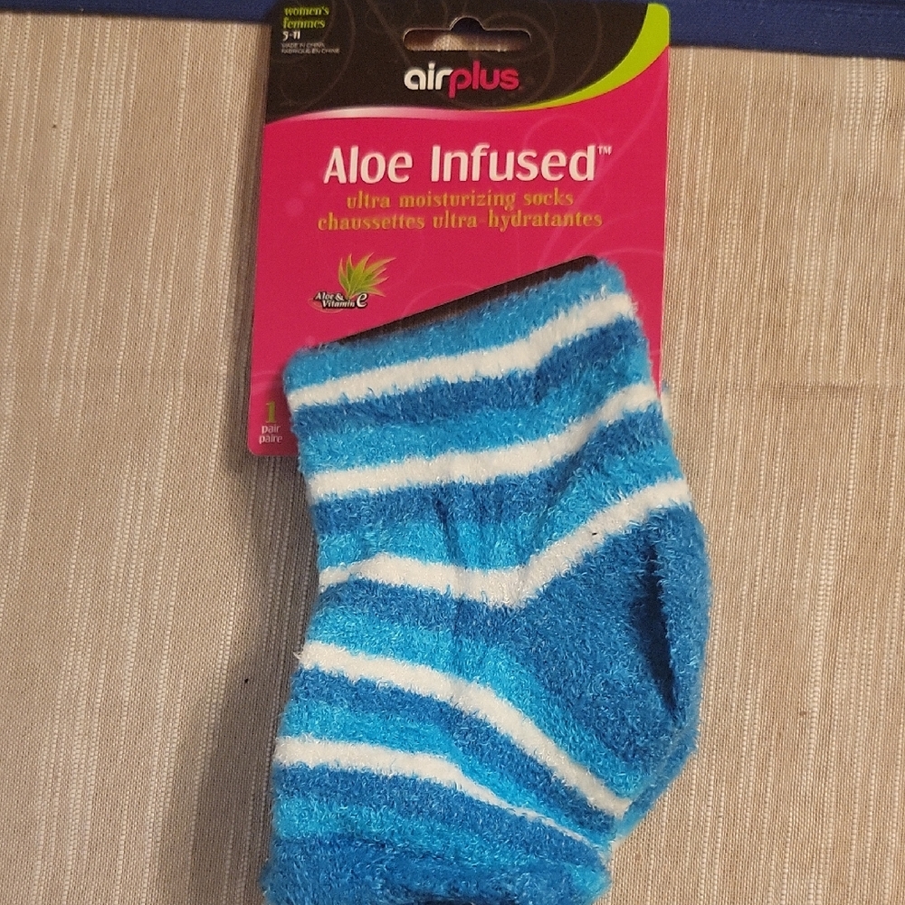 Airplus Aloe Infused Women’s Blue & White Stripe Cozy Socks